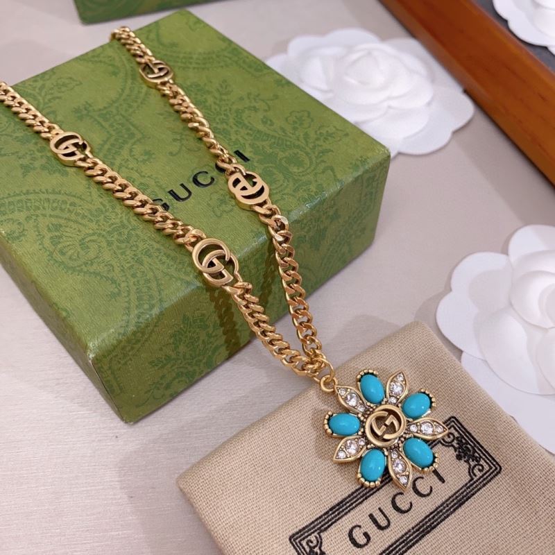 G*u*i necklaces